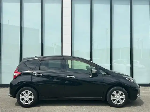 日産 ノート X モード・プレミア 大阪府 2017(平29)年 4.8万km スーパーブラック 純正ナビ/   フルセグTV/CD/DVD/Bluetooth/バックモニター/衝突軽減ブレーキ/横滑り防止装置/社外エアロ/アイドリングストップ/レーンキープアシスト/ステアリングスイッチ/ドライブレコーダー/純正フロアマット/プッシュスタート/スマートキー/ＥＴＣ/ＬＥＤ