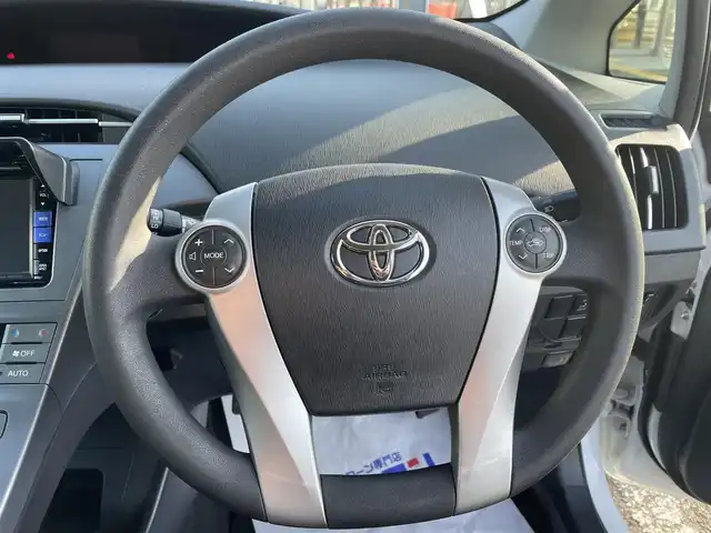 トヨタ プリウス S ツーリングセレクション 鳥取県 2014(平26)年 9.8万km ホワイトパールクリスタルシャイン (株)IDOMが運営する【じしゃロン鳥取店】の自社ローン専用車両になります。こちらは現金またはオートローンご利用時の価格です。自社ローンご希望の方は別途その旨お申付け下さい/社外ナビ（ZX712W）/・フルセグTV/・AM/FM/・CD/DVD/・Bluetooth接続/バックカメラ/アイドリングストップ/純正フロアマット/純正アルミホイール/純正LEDヘッドライト/ドアバイザー/ETC