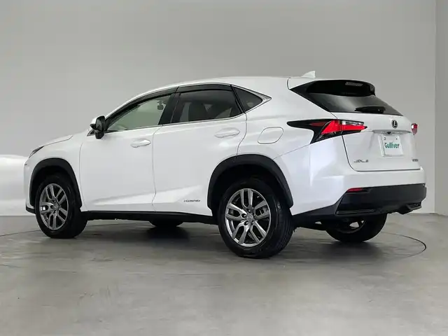 レクサス ＮＸ 300h Iパッケージ 埼玉県 2015(平27)年 5.3万km ソニッククォーツ 純正ナビ／フルセグ／ＤＶＤ／ＣＤ／ＢＴ/バック・サイドカメラ/ビルトインＥＴＣ/ドライブレコーダー/前席パワーシート/（メモリー機能付き）/シートヒーター/ＬＥＤヘットライト/プッシュエンジンスタート/純正18インチアルミ/クルーズコントロール/電動パーキングブレーキ/フロアマット