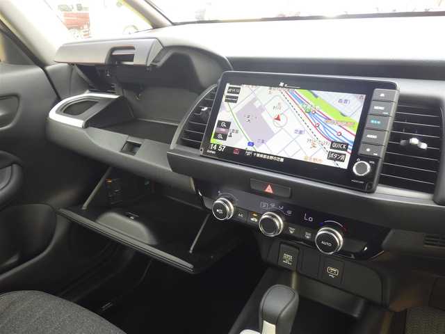 ホンダ フィット ホーム 千葉県 2020(令2)年 1.9万km プラチナホワイトパール ホンダセンシング/・衝突軽減ブレーキ（CMBS）/・車線維持支援システム（LKAS）/・アダプティブクルーズコントロール（ACC）/・後方誤発進抑制機能/・誤発進抑制機能/アイドリングストップ/純正SDナビ/地デジTV/【DVD/CD再生機能　Bluetooth接続】/バックカメラ/ドライブレコーダー（前後撮影）/ETC/LEDヘッドライト/ウインカーミラー/社外15インチアルミホイル/サイド/カーテンエアバッグ/Honda スマートキー