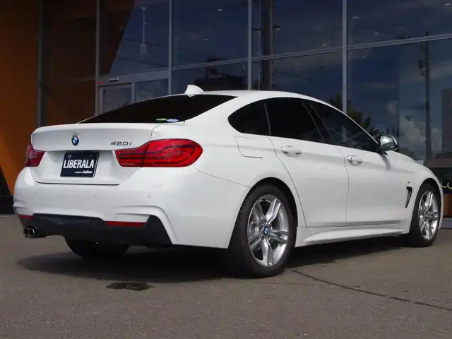ＢＭＷ ４２０ｉ グランクーペ Mスポーツ 岐阜県 2018(平30)年 3.1万km アルピンホワイトⅢ アクティブクルーズコントロール/レーンチェンジウォーニング/レーンディパーチャーウォーニング（車線逸脱警告システム）/前車接近警告機能/衝突回避、被害軽減ブレーキ/パークディスタンスコントロール/アダプティブLEDヘッドライト/LEDフォグランプ/ｈａｒｍａｎ／ｋａｒｄｏｎサラウンドサウンドシステム　/レザーシート/メモリー付きパワーシート/シートヒーター　/電動リアゲート　/純正HDDナビゲーション/フルセグＴＶ　/DVD、CD再生/Bluetooth