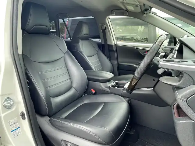 トヨタ ＲＡＶ４ G Zパッケージ 大阪府 2019(令1)年 8.4万km ホワイトパールクリスタルシャイン 純正９インチナビ/   フルセグTV/CD/DVD/Bluetooth/USB/衝突軽減ブレーキ/バックモニター/モデリスタエアロ　/ＤＥＬＴＡ／ＦＯＲＣＥアルミホイール/ブラインドスポットモニター/前後ドライブレコーダー/運転席メモリー付きパワーシート/前席シートヒーター/ステアリングヒーター/レーダークルーズコントロール/レーントレーシングアシスト/ダウンヒルアシストコントロール/100V電源/スマートルームミラー/オートマチックハイビーム/コーナーセンサー/ルーフレール/ＥＴＣ/ＬＥＤライト