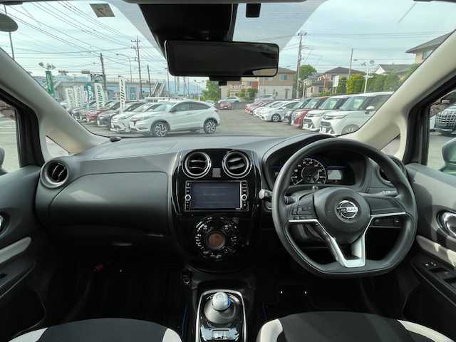 日産 ノート 静岡県 2020(令2)年 5.5万km ダークメタルグレー ●純正ナビ/(ワンセグ/CD/DVD/Bluetooth)/(MM319D-W)/●全方位カメラ/●衝突被害軽減システム/●レーンキープアシスト/●前後コーナーセンサー/●デジタルインナーミラー/●オートライト/●ステアリングスイッチ/●ETC/●前方ドライブレコーダー/●電動格納ウィンカーミラー/●プッシュスタート/●スマートキー/●ドアバイザー/●純正フロアマット/●純正１５インチアルミホイール/●WSRS＋ABS/●保証書/●取扱説明書