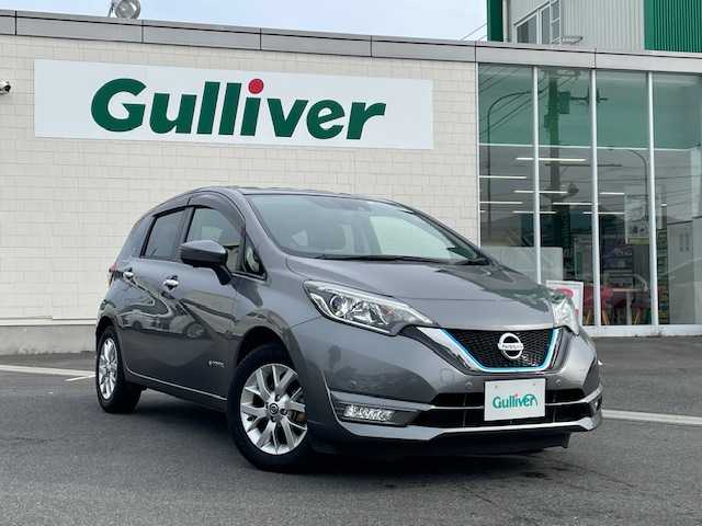 日産 ノート 静岡県 2020(令2)年 5.5万km ダークメタルグレー ●純正ナビ/(ワンセグ/CD/DVD/Bluetooth)/(MM319D-W)/●全方位カメラ/●衝突被害軽減システム/●レーンキープアシスト/●前後コーナーセンサー/●デジタルインナーミラー/●オートライト/●ステアリングスイッチ/●ETC/●前方ドライブレコーダー/●電動格納ウィンカーミラー/●プッシュスタート/●スマートキー/●ドアバイザー/●純正フロアマット/●純正１５インチアルミホイール/●WSRS＋ABS/●保証書/●取扱説明書