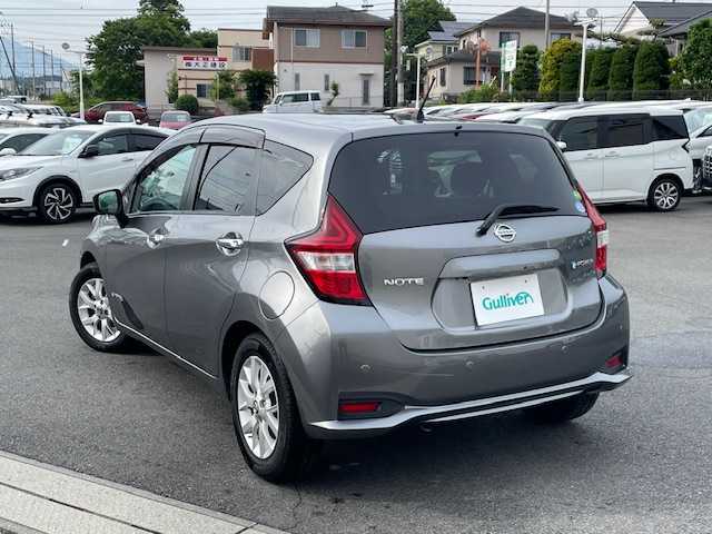 日産 ノート 静岡県 2020(令2)年 5.5万km ダークメタルグレー ●純正ナビ/(ワンセグ/CD/DVD/Bluetooth)/(MM319D-W)/●全方位カメラ/●衝突被害軽減システム/●レーンキープアシスト/●前後コーナーセンサー/●デジタルインナーミラー/●オートライト/●ステアリングスイッチ/●ETC/●前方ドライブレコーダー/●電動格納ウィンカーミラー/●プッシュスタート/●スマートキー/●ドアバイザー/●純正フロアマット/●純正１５インチアルミホイール/●WSRS＋ABS/●保証書/●取扱説明書