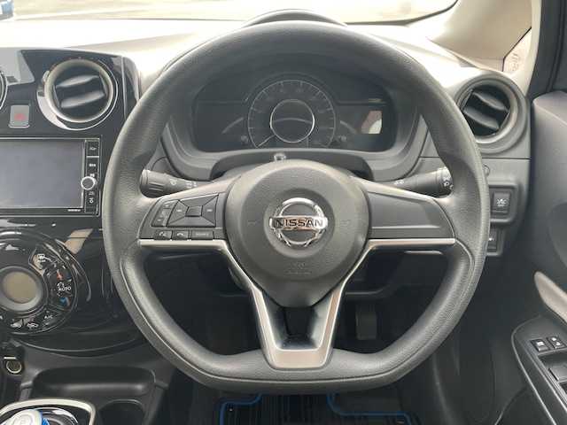 日産 ノート 静岡県 2020(令2)年 5.5万km ダークメタルグレー ●純正ナビ/(ワンセグ/CD/DVD/Bluetooth)/(MM319D-W)/●全方位カメラ/●衝突被害軽減システム/●レーンキープアシスト/●前後コーナーセンサー/●デジタルインナーミラー/●オートライト/●ステアリングスイッチ/●ETC/●前方ドライブレコーダー/●電動格納ウィンカーミラー/●プッシュスタート/●スマートキー/●ドアバイザー/●純正フロアマット/●純正１５インチアルミホイール/●WSRS＋ABS/●保証書/●取扱説明書