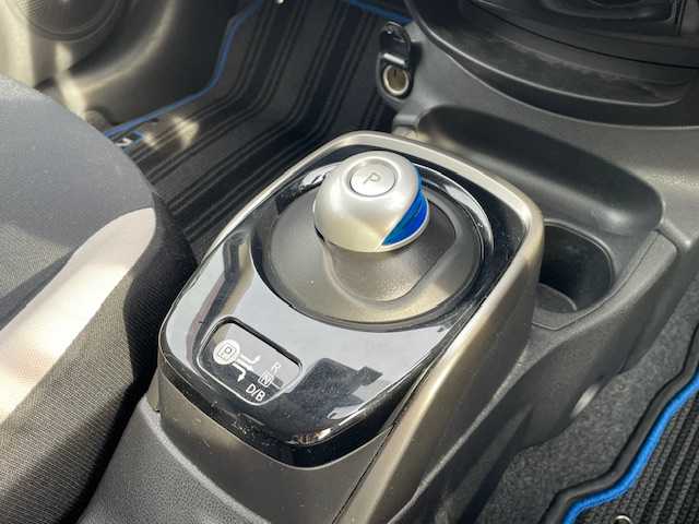 日産 ノート 静岡県 2020(令2)年 5.5万km ダークメタルグレー ●純正ナビ/(ワンセグ/CD/DVD/Bluetooth)/(MM319D-W)/●全方位カメラ/●衝突被害軽減システム/●レーンキープアシスト/●前後コーナーセンサー/●デジタルインナーミラー/●オートライト/●ステアリングスイッチ/●ETC/●前方ドライブレコーダー/●電動格納ウィンカーミラー/●プッシュスタート/●スマートキー/●ドアバイザー/●純正フロアマット/●純正１５インチアルミホイール/●WSRS＋ABS/●保証書/●取扱説明書