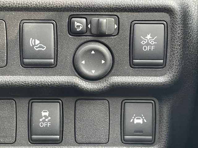日産 ノート 静岡県 2020(令2)年 5.5万km ダークメタルグレー ●純正ナビ/(ワンセグ/CD/DVD/Bluetooth)/(MM319D-W)/●全方位カメラ/●衝突被害軽減システム/●レーンキープアシスト/●前後コーナーセンサー/●デジタルインナーミラー/●オートライト/●ステアリングスイッチ/●ETC/●前方ドライブレコーダー/●電動格納ウィンカーミラー/●プッシュスタート/●スマートキー/●ドアバイザー/●純正フロアマット/●純正１５インチアルミホイール/●WSRS＋ABS/●保証書/●取扱説明書