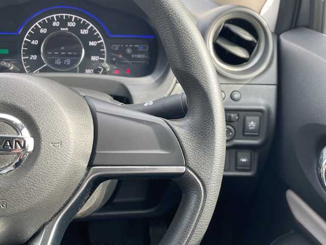 日産 ノート 静岡県 2020(令2)年 5.5万km ダークメタルグレー ●純正ナビ/(ワンセグ/CD/DVD/Bluetooth)/(MM319D-W)/●全方位カメラ/●衝突被害軽減システム/●レーンキープアシスト/●前後コーナーセンサー/●デジタルインナーミラー/●オートライト/●ステアリングスイッチ/●ETC/●前方ドライブレコーダー/●電動格納ウィンカーミラー/●プッシュスタート/●スマートキー/●ドアバイザー/●純正フロアマット/●純正１５インチアルミホイール/●WSRS＋ABS/●保証書/●取扱説明書