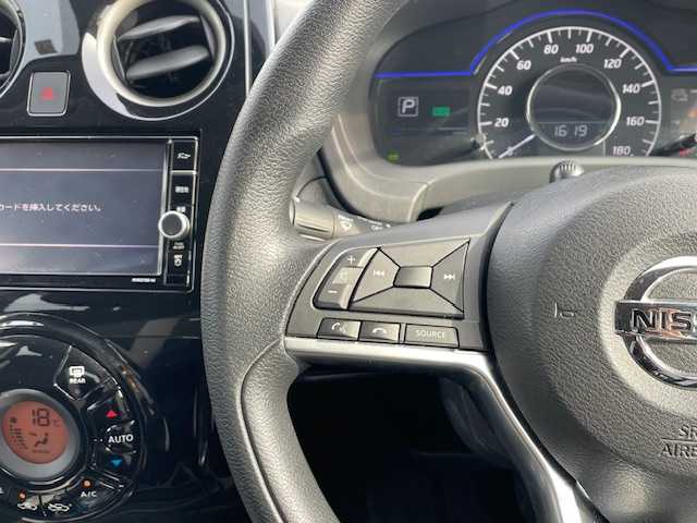 日産 ノート 静岡県 2020(令2)年 5.5万km ダークメタルグレー ●純正ナビ/(ワンセグ/CD/DVD/Bluetooth)/(MM319D-W)/●全方位カメラ/●衝突被害軽減システム/●レーンキープアシスト/●前後コーナーセンサー/●デジタルインナーミラー/●オートライト/●ステアリングスイッチ/●ETC/●前方ドライブレコーダー/●電動格納ウィンカーミラー/●プッシュスタート/●スマートキー/●ドアバイザー/●純正フロアマット/●純正１５インチアルミホイール/●WSRS＋ABS/●保証書/●取扱説明書