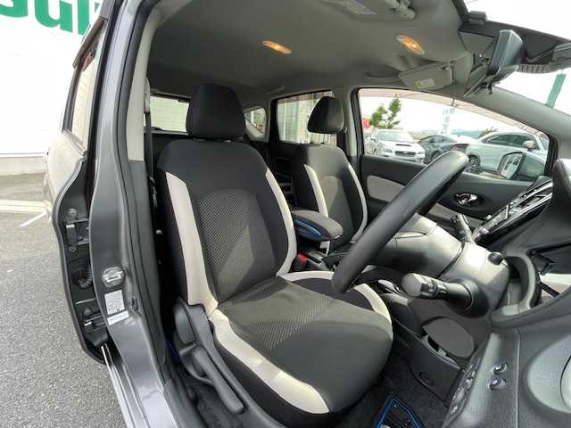 日産 ノート 静岡県 2020(令2)年 5.5万km ダークメタルグレー ●純正ナビ/(ワンセグ/CD/DVD/Bluetooth)/(MM319D-W)/●全方位カメラ/●衝突被害軽減システム/●レーンキープアシスト/●前後コーナーセンサー/●デジタルインナーミラー/●オートライト/●ステアリングスイッチ/●ETC/●前方ドライブレコーダー/●電動格納ウィンカーミラー/●プッシュスタート/●スマートキー/●ドアバイザー/●純正フロアマット/●純正１５インチアルミホイール/●WSRS＋ABS/●保証書/●取扱説明書