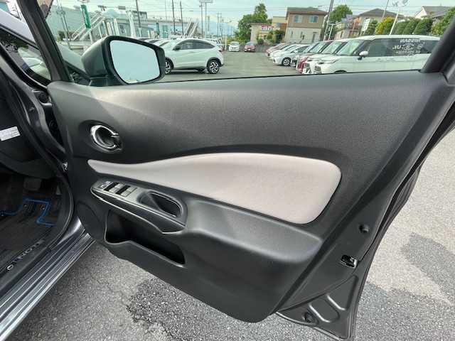 日産 ノート 静岡県 2020(令2)年 5.5万km ダークメタルグレー ●純正ナビ/(ワンセグ/CD/DVD/Bluetooth)/(MM319D-W)/●全方位カメラ/●衝突被害軽減システム/●レーンキープアシスト/●前後コーナーセンサー/●デジタルインナーミラー/●オートライト/●ステアリングスイッチ/●ETC/●前方ドライブレコーダー/●電動格納ウィンカーミラー/●プッシュスタート/●スマートキー/●ドアバイザー/●純正フロアマット/●純正１５インチアルミホイール/●WSRS＋ABS/●保証書/●取扱説明書