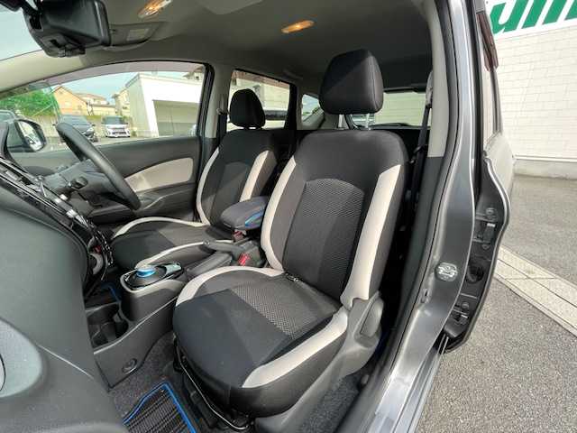日産 ノート 静岡県 2020(令2)年 5.5万km ダークメタルグレー ●純正ナビ/(ワンセグ/CD/DVD/Bluetooth)/(MM319D-W)/●全方位カメラ/●衝突被害軽減システム/●レーンキープアシスト/●前後コーナーセンサー/●デジタルインナーミラー/●オートライト/●ステアリングスイッチ/●ETC/●前方ドライブレコーダー/●電動格納ウィンカーミラー/●プッシュスタート/●スマートキー/●ドアバイザー/●純正フロアマット/●純正１５インチアルミホイール/●WSRS＋ABS/●保証書/●取扱説明書