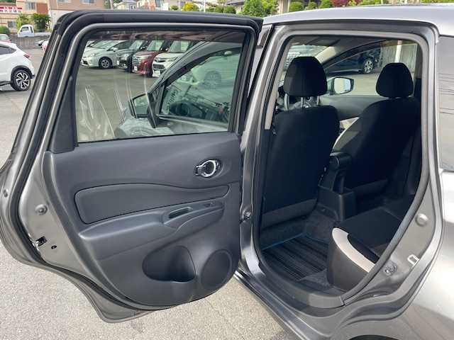 日産 ノート 静岡県 2020(令2)年 5.5万km ダークメタルグレー ●純正ナビ/(ワンセグ/CD/DVD/Bluetooth)/(MM319D-W)/●全方位カメラ/●衝突被害軽減システム/●レーンキープアシスト/●前後コーナーセンサー/●デジタルインナーミラー/●オートライト/●ステアリングスイッチ/●ETC/●前方ドライブレコーダー/●電動格納ウィンカーミラー/●プッシュスタート/●スマートキー/●ドアバイザー/●純正フロアマット/●純正１５インチアルミホイール/●WSRS＋ABS/●保証書/●取扱説明書