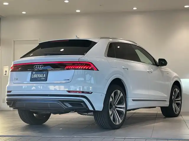 アウディ Ｑ８ 55TFSIクワトロ デビューPKG Sライン 愛知県 2019(令1)年 3.8万km グレイシアホワイトメタリック コンフォートアシスタンスＰＫG/・HDマトリクスLEDヘッドライト/・LEDリヤダイナミックターンインディケーター/・オールホイールステアリング/・ルーフレール（アルミニウム）/・アダプティブウインドウワイパー/・パワークロージングドア/・フロントクロストラフィックアシスト/・アウディサイドアシスト/・エグジットワーニング/・リヤクロストラフィックアシスト/・アウディプレセンスフロント/リヤ/・アダプティブドライブアシスト/エマージェンシーアシスト/・プレセンスベーシック（リヤシート）/リヤサイドエアバッグ/・アウディプレセンス360/・S line エクステリア/・アルミホイール 5ツインアームデザインコントラストグレー/・アダプティブエアサスペンション スポーツ/・スポーツシート（フロント）/・アルカンターラ/レザー/・ドアシルトリム S lineロゴ/・4ゾーン デラックスオートマチックエアコンディショナー/・Bang & Olufsen 3D サウンドシステム（17スピーカー）/・MMIナビゲーション/・TVチューナー/・Bluetooth/・ドライブレコーダー/・ETC２．０