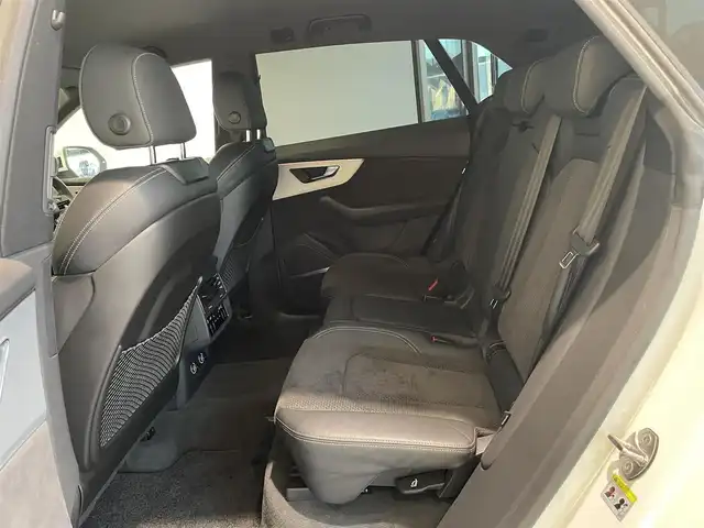アウディ Ｑ８ 55TFSIクワトロ デビューPKG Sライン 愛知県 2019(令1)年 3.8万km グレイシアホワイトメタリック コンフォートアシスタンスＰＫG/・HDマトリクスLEDヘッドライト/・LEDリヤダイナミックターンインディケーター/・オールホイールステアリング/・ルーフレール（アルミニウム）/・アダプティブウインドウワイパー/・パワークロージングドア/・フロントクロストラフィックアシスト/・アウディサイドアシスト/・エグジットワーニング/・リヤクロストラフィックアシスト/・アウディプレセンスフロント/リヤ/・アダプティブドライブアシスト/エマージェンシーアシスト/・プレセンスベーシック（リヤシート）/リヤサイドエアバッグ/・アウディプレセンス360/・S line エクステリア/・アルミホイール 5ツインアームデザインコントラストグレー/・アダプティブエアサスペンション スポーツ/・スポーツシート（フロント）/・アルカンターラ/レザー/・ドアシルトリム S lineロゴ/・4ゾーン デラックスオートマチックエアコンディショナー/・Bang & Olufsen 3D サウンドシステム（17スピーカー）/・MMIナビゲーション/・TVチューナー/・Bluetooth/・ドライブレコーダー/・ETC２．０