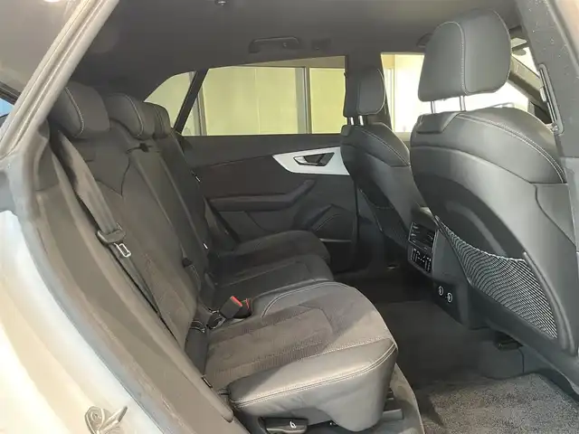 アウディ Ｑ８ 55TFSIクワトロ デビューPKG Sライン 愛知県 2019(令1)年 3.8万km グレイシアホワイトメタリック コンフォートアシスタンスＰＫG/・HDマトリクスLEDヘッドライト/・LEDリヤダイナミックターンインディケーター/・オールホイールステアリング/・ルーフレール（アルミニウム）/・アダプティブウインドウワイパー/・パワークロージングドア/・フロントクロストラフィックアシスト/・アウディサイドアシスト/・エグジットワーニング/・リヤクロストラフィックアシスト/・アウディプレセンスフロント/リヤ/・アダプティブドライブアシスト/エマージェンシーアシスト/・プレセンスベーシック（リヤシート）/リヤサイドエアバッグ/・アウディプレセンス360/・S line エクステリア/・アルミホイール 5ツインアームデザインコントラストグレー/・アダプティブエアサスペンション スポーツ/・スポーツシート（フロント）/・アルカンターラ/レザー/・ドアシルトリム S lineロゴ/・4ゾーン デラックスオートマチックエアコンディショナー/・Bang & Olufsen 3D サウンドシステム（17スピーカー）/・MMIナビゲーション/・TVチューナー/・Bluetooth/・ドライブレコーダー/・ETC２．０