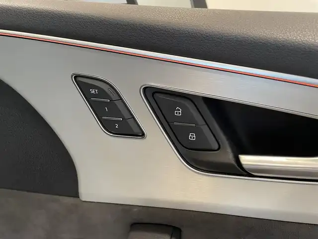 アウディ Ｑ８ 55TFSIクワトロ デビューPKG Sライン 愛知県 2019(令1)年 3.8万km グレイシアホワイトメタリック コンフォートアシスタンスＰＫG/・HDマトリクスLEDヘッドライト/・LEDリヤダイナミックターンインディケーター/・オールホイールステアリング/・ルーフレール（アルミニウム）/・アダプティブウインドウワイパー/・パワークロージングドア/・フロントクロストラフィックアシスト/・アウディサイドアシスト/・エグジットワーニング/・リヤクロストラフィックアシスト/・アウディプレセンスフロント/リヤ/・アダプティブドライブアシスト/エマージェンシーアシスト/・プレセンスベーシック（リヤシート）/リヤサイドエアバッグ/・アウディプレセンス360/・S line エクステリア/・アルミホイール 5ツインアームデザインコントラストグレー/・アダプティブエアサスペンション スポーツ/・スポーツシート（フロント）/・アルカンターラ/レザー/・ドアシルトリム S lineロゴ/・4ゾーン デラックスオートマチックエアコンディショナー/・Bang & Olufsen 3D サウンドシステム（17スピーカー）/・MMIナビゲーション/・TVチューナー/・Bluetooth/・ドライブレコーダー/・ETC２．０