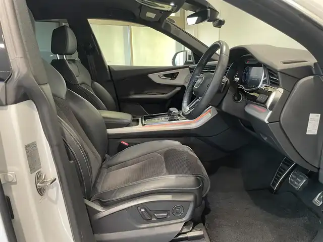アウディ Ｑ８ 55TFSIクワトロ デビューPKG Sライン 愛知県 2019(令1)年 3.8万km グレイシアホワイトメタリック コンフォートアシスタンスＰＫG/・HDマトリクスLEDヘッドライト/・LEDリヤダイナミックターンインディケーター/・オールホイールステアリング/・ルーフレール（アルミニウム）/・アダプティブウインドウワイパー/・パワークロージングドア/・フロントクロストラフィックアシスト/・アウディサイドアシスト/・エグジットワーニング/・リヤクロストラフィックアシスト/・アウディプレセンスフロント/リヤ/・アダプティブドライブアシスト/エマージェンシーアシスト/・プレセンスベーシック（リヤシート）/リヤサイドエアバッグ/・アウディプレセンス360/・S line エクステリア/・アルミホイール 5ツインアームデザインコントラストグレー/・アダプティブエアサスペンション スポーツ/・スポーツシート（フロント）/・アルカンターラ/レザー/・ドアシルトリム S lineロゴ/・4ゾーン デラックスオートマチックエアコンディショナー/・Bang & Olufsen 3D サウンドシステム（17スピーカー）/・MMIナビゲーション/・TVチューナー/・Bluetooth/・ドライブレコーダー/・ETC２．０