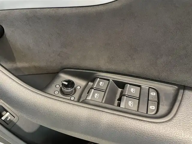アウディ Ｑ８ 55TFSIクワトロ デビューPKG Sライン 愛知県 2019(令1)年 3.8万km グレイシアホワイトメタリック コンフォートアシスタンスＰＫG/・HDマトリクスLEDヘッドライト/・LEDリヤダイナミックターンインディケーター/・オールホイールステアリング/・ルーフレール（アルミニウム）/・アダプティブウインドウワイパー/・パワークロージングドア/・フロントクロストラフィックアシスト/・アウディサイドアシスト/・エグジットワーニング/・リヤクロストラフィックアシスト/・アウディプレセンスフロント/リヤ/・アダプティブドライブアシスト/エマージェンシーアシスト/・プレセンスベーシック（リヤシート）/リヤサイドエアバッグ/・アウディプレセンス360/・S line エクステリア/・アルミホイール 5ツインアームデザインコントラストグレー/・アダプティブエアサスペンション スポーツ/・スポーツシート（フロント）/・アルカンターラ/レザー/・ドアシルトリム S lineロゴ/・4ゾーン デラックスオートマチックエアコンディショナー/・Bang & Olufsen 3D サウンドシステム（17スピーカー）/・MMIナビゲーション/・TVチューナー/・Bluetooth/・ドライブレコーダー/・ETC２．０