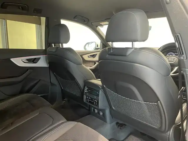 アウディ Ｑ８ 55TFSIクワトロ デビューPKG Sライン 愛知県 2019(令1)年 3.8万km グレイシアホワイトメタリック コンフォートアシスタンスＰＫG/・HDマトリクスLEDヘッドライト/・LEDリヤダイナミックターンインディケーター/・オールホイールステアリング/・ルーフレール（アルミニウム）/・アダプティブウインドウワイパー/・パワークロージングドア/・フロントクロストラフィックアシスト/・アウディサイドアシスト/・エグジットワーニング/・リヤクロストラフィックアシスト/・アウディプレセンスフロント/リヤ/・アダプティブドライブアシスト/エマージェンシーアシスト/・プレセンスベーシック（リヤシート）/リヤサイドエアバッグ/・アウディプレセンス360/・S line エクステリア/・アルミホイール 5ツインアームデザインコントラストグレー/・アダプティブエアサスペンション スポーツ/・スポーツシート（フロント）/・アルカンターラ/レザー/・ドアシルトリム S lineロゴ/・4ゾーン デラックスオートマチックエアコンディショナー/・Bang & Olufsen 3D サウンドシステム（17スピーカー）/・MMIナビゲーション/・TVチューナー/・Bluetooth/・ドライブレコーダー/・ETC２．０