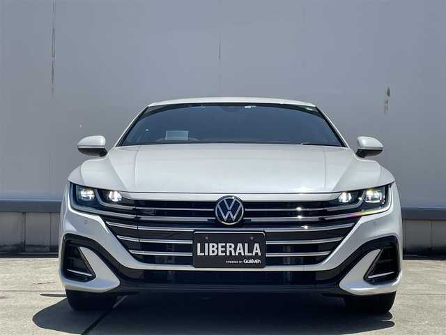 フォルクスワーゲン ＶＷ アルテオン TSI 4モーション Rライン 東京都 2022(令4)年 3.8万km オリックスホワイトマザーオブパールエフェクト 純正ナビ/フルセグTV/Bluetooth接続/360°カメラ/オールインセーフティ(予防安全装備)/LEDヘッドランプ/「R」エンブレム入クローム横5本バーフロントグリル/フロントエアロバンパー/ボディ同色ドアミラー(電動格納機能/ヒーター/運転席自動防眩機能/助手席リバース連動機能付/メモリー機能無し)/リアスポイラー/デュアルツインマフラーカッター組込下部ブラックリアバンパー/アルミニウムコラティブインパネ加飾/255/40R19タイヤ/19インチ5本ツインスポークアルミホイール/「R」ロゴ入ディンプル革巻きステアリングホイール(ステアリングヒーター無し)/デジタルコックピットプロ(フルデジタルメーター)/ヘッドアップディスプレイ/「R」ロゴ入りマイクロフリースシート/トップコンフォートシート(前席)/パワーシート/シートヒーター(D席/N席)/パワーバックドア