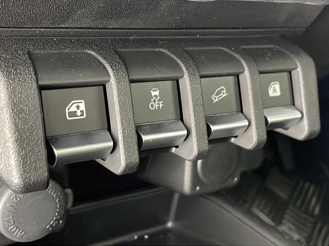 スズキ ジムニー XC 沖縄県 2023(令5)年 0.1万km シフォンアイボリーM スズキセーフティサポート　/社外足廻り　/フロント社外バンパー　/２インチアップ　/背面タイヤカバー車載　/クルーズコントロール　/シートヒーター　/ＬＥＤオートライト　/プッシュスタート　/スマートキー