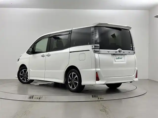 トヨタ ヴォクシー ZS 煌 埼玉県 2018(平30)年 7.3万km ホワイトパールクリスタルシャイン 純正ナビ（Bluetooth/CD/DVD/AM/FM）/フルセグTV/バックカメラ/クルーズコントロール/横滑り防止装置/レーンキープアシスト/盗難防止装置/プリクラッシュセーフティ/LEDヘッドライト/ETC/両側パワースライドドア/ドライブレコーダー/スマートキー