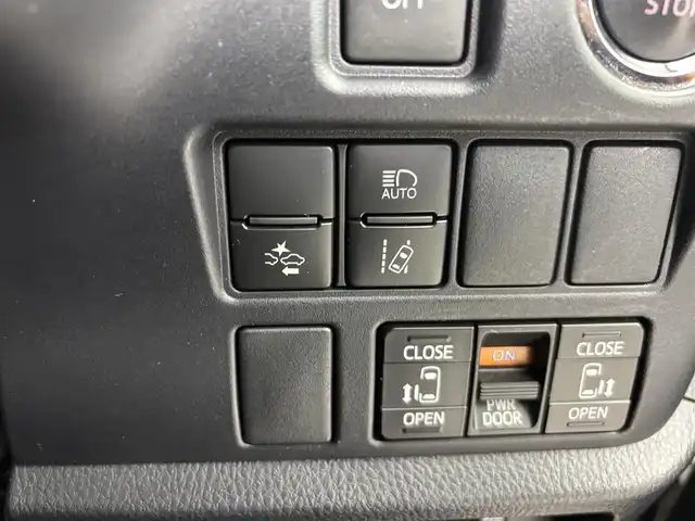 トヨタ ヴォクシー ZS 煌 埼玉県 2018(平30)年 7.3万km ホワイトパールクリスタルシャイン 純正ナビ（Bluetooth/CD/DVD/AM/FM）/フルセグTV/バックカメラ/クルーズコントロール/横滑り防止装置/レーンキープアシスト/盗難防止装置/プリクラッシュセーフティ/LEDヘッドライト/ETC/両側パワースライドドア/ドライブレコーダー/スマートキー