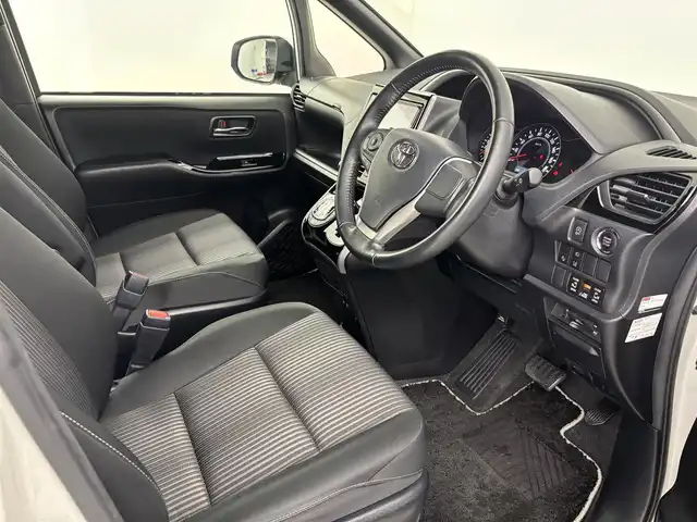 トヨタ ヴォクシー ZS 煌 埼玉県 2018(平30)年 7.3万km ホワイトパールクリスタルシャイン 純正ナビ（Bluetooth/CD/DVD/AM/FM）/フルセグTV/バックカメラ/クルーズコントロール/横滑り防止装置/レーンキープアシスト/盗難防止装置/プリクラッシュセーフティ/LEDヘッドライト/ETC/両側パワースライドドア/ドライブレコーダー/スマートキー