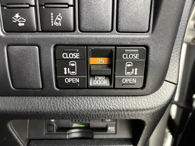 トヨタ ヴォクシー ZS 煌 埼玉県 2018(平30)年 7.3万km ホワイトパールクリスタルシャイン 純正ナビ（Bluetooth/CD/DVD/AM/FM）/フルセグTV/バックカメラ/クルーズコントロール/横滑り防止装置/レーンキープアシスト/盗難防止装置/プリクラッシュセーフティ/LEDヘッドライト/ETC/両側パワースライドドア/ドライブレコーダー/スマートキー