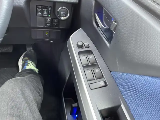 トヨタ タンク カスタムG－T 千葉県 2019(平31)年 1.7万km ブラックマイカメタリック/レーザーブルークリスタルシャイン 2トーン 純正9インチナビ/（TV/CD/DVD/Bluetooth/AM/FM)/衝突被害軽減システム/クルーズコントロール/両側パワースライドドア/横滑り防止装置/ETC/ドライブレコーダー/アイドリングストップ/LEDヘッドライト/フォグランプ/オートライト/ウィンカーミラー/電動格納ミラー/純正15インチAW/シートリフター/プッシュスタート/スマートキー/フロアマット/ドアバイザー/スペアキー/取扱説明書/保証書