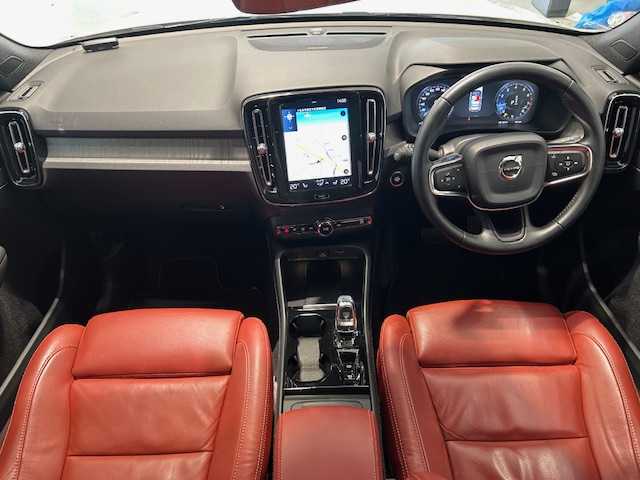 ボルボ ＸＣ４０ T4 AWD インスクリプション 宮城県 2019(平31)年 6.1万km クリスタルホワイトP ワンオーナー/４WD/インテリセーフ/・衝突回避・軽減フルオートブレーキシステム/・パイロットアシスト/・全車速追従機能付きアダプティブ・クルーズ・コントロール/・衝突時ブレーキ保持機能/・ドライバー・アラート・コントロール/・レーン・キーピング・エイド/・ブラインドスポット・インフォメーション・システム/・急接近車両警告機能/・オートブレーキ機能付クロス・トラフィック・アラート/・ロード・サイン・インフォメーション/・アクティブ・ハイビーム/・360°ビューカメラ/・ランオフロード・プロテクション/・ランオフロード・ミティゲーション/・オンカミング・レーン・ミティゲーション/・被追突時警告機能（静止時オートブレーキ機能付き）/自動駐車システム/パーキングアシスト/ハーマンカードン/純正ナビTV/Bluetooth/Apple Car Play/９インチタッチスクリーン/純正ETC/前後コーナーセンサー/パワーシート/シートメモリー/シートヒーター/ステアリングヒーター/電動テールゲート/フットトランクオープナー/純正LEDヘッドライト/純正フロアマット/純正アルミホイール