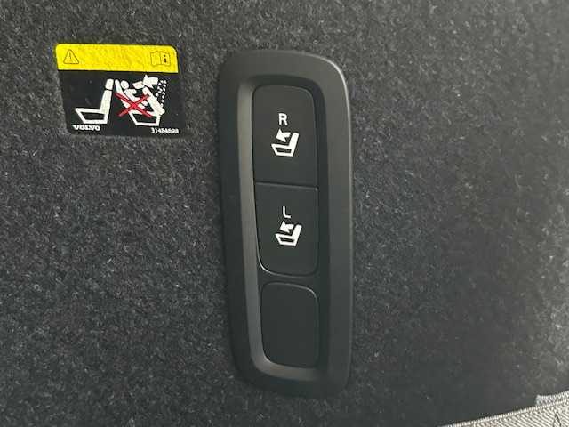 ボルボ ＸＣ４０ T4 AWD インスクリプション 宮城県 2019(平31)年 6.1万km クリスタルホワイトP ワンオーナー/４WD/インテリセーフ/・衝突回避・軽減フルオートブレーキシステム/・パイロットアシスト/・全車速追従機能付きアダプティブ・クルーズ・コントロール/・衝突時ブレーキ保持機能/・ドライバー・アラート・コントロール/・レーン・キーピング・エイド/・ブラインドスポット・インフォメーション・システム/・急接近車両警告機能/・オートブレーキ機能付クロス・トラフィック・アラート/・ロード・サイン・インフォメーション/・アクティブ・ハイビーム/・360°ビューカメラ/・ランオフロード・プロテクション/・ランオフロード・ミティゲーション/・オンカミング・レーン・ミティゲーション/・被追突時警告機能（静止時オートブレーキ機能付き）/自動駐車システム/パーキングアシスト/ハーマンカードン/純正ナビTV/Bluetooth/Apple Car Play/９インチタッチスクリーン/純正ETC/前後コーナーセンサー/パワーシート/シートメモリー/シートヒーター/ステアリングヒーター/電動テールゲート/フットトランクオープナー/純正LEDヘッドライト/純正フロアマット/純正アルミホイール