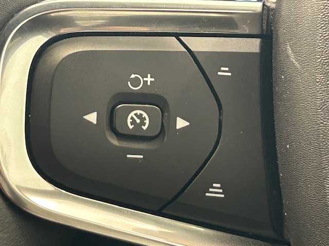 ボルボ ＸＣ４０ T4 AWD インスクリプション 宮城県 2019(平31)年 6.1万km クリスタルホワイトP ワンオーナー/４WD/インテリセーフ/・衝突回避・軽減フルオートブレーキシステム/・パイロットアシスト/・全車速追従機能付きアダプティブ・クルーズ・コントロール/・衝突時ブレーキ保持機能/・ドライバー・アラート・コントロール/・レーン・キーピング・エイド/・ブラインドスポット・インフォメーション・システム/・急接近車両警告機能/・オートブレーキ機能付クロス・トラフィック・アラート/・ロード・サイン・インフォメーション/・アクティブ・ハイビーム/・360°ビューカメラ/・ランオフロード・プロテクション/・ランオフロード・ミティゲーション/・オンカミング・レーン・ミティゲーション/・被追突時警告機能（静止時オートブレーキ機能付き）/自動駐車システム/パーキングアシスト/ハーマンカードン/純正ナビTV/Bluetooth/Apple Car Play/９インチタッチスクリーン/純正ETC/前後コーナーセンサー/パワーシート/シートメモリー/シートヒーター/ステアリングヒーター/電動テールゲート/フットトランクオープナー/純正LEDヘッドライト/純正フロアマット/純正アルミホイール