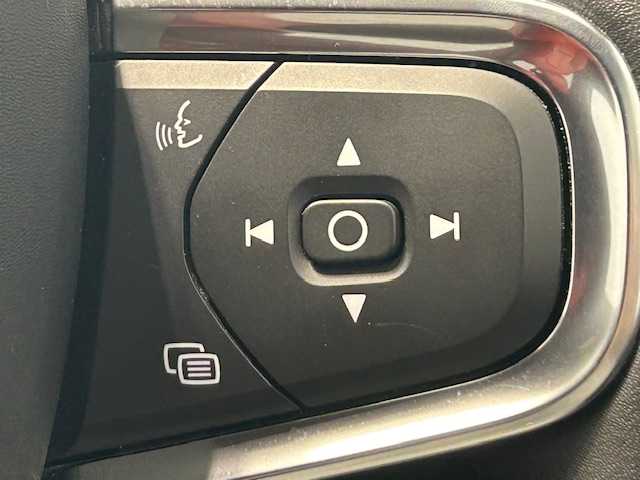 ボルボ ＸＣ４０ T4 AWD インスクリプション 宮城県 2019(平31)年 6.1万km クリスタルホワイトP ワンオーナー/４WD/インテリセーフ/・衝突回避・軽減フルオートブレーキシステム/・パイロットアシスト/・全車速追従機能付きアダプティブ・クルーズ・コントロール/・衝突時ブレーキ保持機能/・ドライバー・アラート・コントロール/・レーン・キーピング・エイド/・ブラインドスポット・インフォメーション・システム/・急接近車両警告機能/・オートブレーキ機能付クロス・トラフィック・アラート/・ロード・サイン・インフォメーション/・アクティブ・ハイビーム/・360°ビューカメラ/・ランオフロード・プロテクション/・ランオフロード・ミティゲーション/・オンカミング・レーン・ミティゲーション/・被追突時警告機能（静止時オートブレーキ機能付き）/自動駐車システム/パーキングアシスト/ハーマンカードン/純正ナビTV/Bluetooth/Apple Car Play/９インチタッチスクリーン/純正ETC/前後コーナーセンサー/パワーシート/シートメモリー/シートヒーター/ステアリングヒーター/電動テールゲート/フットトランクオープナー/純正LEDヘッドライト/純正フロアマット/純正アルミホイール