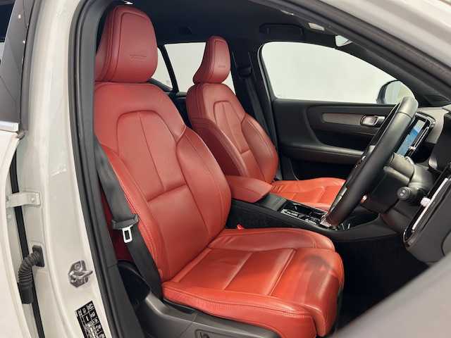ボルボ ＸＣ４０ T4 AWD インスクリプション 宮城県 2019(平31)年 6.1万km クリスタルホワイトP ワンオーナー/４WD/インテリセーフ/・衝突回避・軽減フルオートブレーキシステム/・パイロットアシスト/・全車速追従機能付きアダプティブ・クルーズ・コントロール/・衝突時ブレーキ保持機能/・ドライバー・アラート・コントロール/・レーン・キーピング・エイド/・ブラインドスポット・インフォメーション・システム/・急接近車両警告機能/・オートブレーキ機能付クロス・トラフィック・アラート/・ロード・サイン・インフォメーション/・アクティブ・ハイビーム/・360°ビューカメラ/・ランオフロード・プロテクション/・ランオフロード・ミティゲーション/・オンカミング・レーン・ミティゲーション/・被追突時警告機能（静止時オートブレーキ機能付き）/自動駐車システム/パーキングアシスト/ハーマンカードン/純正ナビTV/Bluetooth/Apple Car Play/９インチタッチスクリーン/純正ETC/前後コーナーセンサー/パワーシート/シートメモリー/シートヒーター/ステアリングヒーター/電動テールゲート/フットトランクオープナー/純正LEDヘッドライト/純正フロアマット/純正アルミホイール