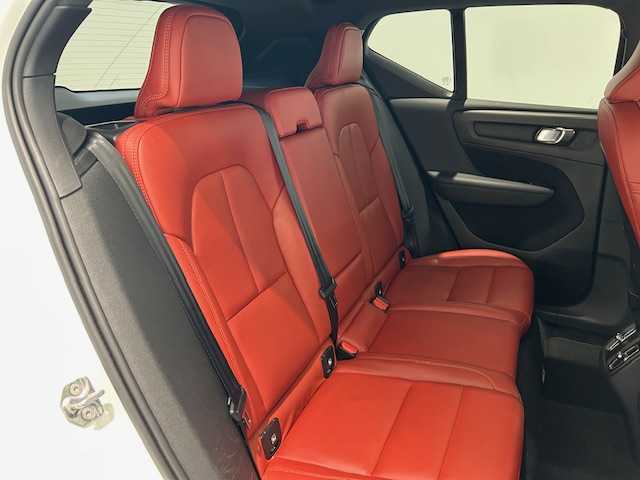 ボルボ ＸＣ４０ T4 AWD インスクリプション 宮城県 2019(平31)年 6.1万km クリスタルホワイトP ワンオーナー/４WD/インテリセーフ/・衝突回避・軽減フルオートブレーキシステム/・パイロットアシスト/・全車速追従機能付きアダプティブ・クルーズ・コントロール/・衝突時ブレーキ保持機能/・ドライバー・アラート・コントロール/・レーン・キーピング・エイド/・ブラインドスポット・インフォメーション・システム/・急接近車両警告機能/・オートブレーキ機能付クロス・トラフィック・アラート/・ロード・サイン・インフォメーション/・アクティブ・ハイビーム/・360°ビューカメラ/・ランオフロード・プロテクション/・ランオフロード・ミティゲーション/・オンカミング・レーン・ミティゲーション/・被追突時警告機能（静止時オートブレーキ機能付き）/自動駐車システム/パーキングアシスト/ハーマンカードン/純正ナビTV/Bluetooth/Apple Car Play/９インチタッチスクリーン/純正ETC/前後コーナーセンサー/パワーシート/シートメモリー/シートヒーター/ステアリングヒーター/電動テールゲート/フットトランクオープナー/純正LEDヘッドライト/純正フロアマット/純正アルミホイール