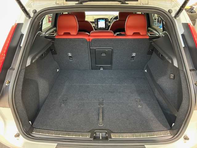 ボルボ ＸＣ４０ T4 AWD インスクリプション 宮城県 2019(平31)年 6.1万km クリスタルホワイトP ワンオーナー/４WD/インテリセーフ/・衝突回避・軽減フルオートブレーキシステム/・パイロットアシスト/・全車速追従機能付きアダプティブ・クルーズ・コントロール/・衝突時ブレーキ保持機能/・ドライバー・アラート・コントロール/・レーン・キーピング・エイド/・ブラインドスポット・インフォメーション・システム/・急接近車両警告機能/・オートブレーキ機能付クロス・トラフィック・アラート/・ロード・サイン・インフォメーション/・アクティブ・ハイビーム/・360°ビューカメラ/・ランオフロード・プロテクション/・ランオフロード・ミティゲーション/・オンカミング・レーン・ミティゲーション/・被追突時警告機能（静止時オートブレーキ機能付き）/自動駐車システム/パーキングアシスト/ハーマンカードン/純正ナビTV/Bluetooth/Apple Car Play/９インチタッチスクリーン/純正ETC/前後コーナーセンサー/パワーシート/シートメモリー/シートヒーター/ステアリングヒーター/電動テールゲート/フットトランクオープナー/純正LEDヘッドライト/純正フロアマット/純正アルミホイール