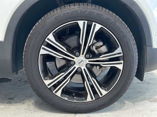 ボルボ ＸＣ４０ T4 AWD インスクリプション 宮城県 2019(平31)年 6.1万km クリスタルホワイトP ワンオーナー/４WD/インテリセーフ/・衝突回避・軽減フルオートブレーキシステム/・パイロットアシスト/・全車速追従機能付きアダプティブ・クルーズ・コントロール/・衝突時ブレーキ保持機能/・ドライバー・アラート・コントロール/・レーン・キーピング・エイド/・ブラインドスポット・インフォメーション・システム/・急接近車両警告機能/・オートブレーキ機能付クロス・トラフィック・アラート/・ロード・サイン・インフォメーション/・アクティブ・ハイビーム/・360°ビューカメラ/・ランオフロード・プロテクション/・ランオフロード・ミティゲーション/・オンカミング・レーン・ミティゲーション/・被追突時警告機能（静止時オートブレーキ機能付き）/自動駐車システム/パーキングアシスト/ハーマンカードン/純正ナビTV/Bluetooth/Apple Car Play/９インチタッチスクリーン/純正ETC/前後コーナーセンサー/パワーシート/シートメモリー/シートヒーター/ステアリングヒーター/電動テールゲート/フットトランクオープナー/純正LEDヘッドライト/純正フロアマット/純正アルミホイール