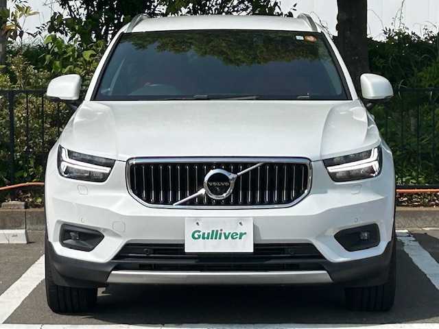 ボルボ ＸＣ４０ T4 AWD インスクリプション 宮城県 2019(平31)年 6.1万km クリスタルホワイトP ワンオーナー/４WD/インテリセーフ/・衝突回避・軽減フルオートブレーキシステム/・パイロットアシスト/・全車速追従機能付きアダプティブ・クルーズ・コントロール/・衝突時ブレーキ保持機能/・ドライバー・アラート・コントロール/・レーン・キーピング・エイド/・ブラインドスポット・インフォメーション・システム/・急接近車両警告機能/・オートブレーキ機能付クロス・トラフィック・アラート/・ロード・サイン・インフォメーション/・アクティブ・ハイビーム/・360°ビューカメラ/・ランオフロード・プロテクション/・ランオフロード・ミティゲーション/・オンカミング・レーン・ミティゲーション/・被追突時警告機能（静止時オートブレーキ機能付き）/自動駐車システム/パーキングアシスト/ハーマンカードン/純正ナビTV/Bluetooth/Apple Car Play/９インチタッチスクリーン/純正ETC/前後コーナーセンサー/パワーシート/シートメモリー/シートヒーター/ステアリングヒーター/電動テールゲート/フットトランクオープナー/純正LEDヘッドライト/純正フロアマット/純正アルミホイール