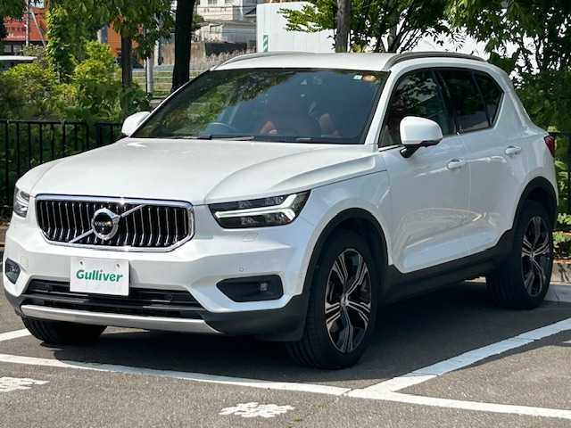 ボルボ ＸＣ４０ T4 AWD インスクリプション 宮城県 2019(平31)年 6.1万km クリスタルホワイトP ワンオーナー/４WD/インテリセーフ/・衝突回避・軽減フルオートブレーキシステム/・パイロットアシスト/・全車速追従機能付きアダプティブ・クルーズ・コントロール/・衝突時ブレーキ保持機能/・ドライバー・アラート・コントロール/・レーン・キーピング・エイド/・ブラインドスポット・インフォメーション・システム/・急接近車両警告機能/・オートブレーキ機能付クロス・トラフィック・アラート/・ロード・サイン・インフォメーション/・アクティブ・ハイビーム/・360°ビューカメラ/・ランオフロード・プロテクション/・ランオフロード・ミティゲーション/・オンカミング・レーン・ミティゲーション/・被追突時警告機能（静止時オートブレーキ機能付き）/自動駐車システム/パーキングアシスト/ハーマンカードン/純正ナビTV/Bluetooth/Apple Car Play/９インチタッチスクリーン/純正ETC/前後コーナーセンサー/パワーシート/シートメモリー/シートヒーター/ステアリングヒーター/電動テールゲート/フットトランクオープナー/純正LEDヘッドライト/純正フロアマット/純正アルミホイール