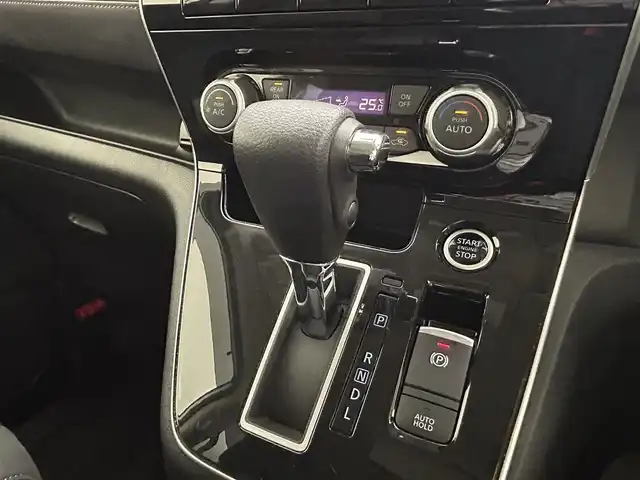 日産 セレナ ハイウェイスター V 岡山県 2022(令4)年 2.3万km ブリリアントホワイトパール オートブレーキホールド/純正フロアマット/ビルトインETC/オートハイビーム/横滑り防止/フルセグTV /全方位カメラ/純正ナビ/禁煙車/デジタルインナーミラー/プロパイロット