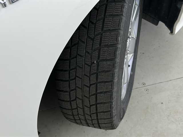 トヨタ プリウス Sセーフティプラス 宮城県 2018(平30)年 5.6万km ホワイトパールクリスタルシャイン トヨタセーフティーセンス/・レーダークルーズコントロール/・オートマチックハイビーム/・インテリジェントパーキングアシスト/・レーントレーシングアシスト/・プリクラッシュセーフティーシステム/純正7インチナビ/（BT.AM.FM.CD.DVD.SD.AUX）/バックカメラ/ワンセグTV/ビルトインETC/革巻きステアリング/ステアリングスイッチ/プッシュスタート/スマートキー（2本）/純正フロアマット/トノカバー/ドアバイザー/横滑り防止機能/クリアランスソナー/純正15インチアルミホイール/純正15インチサマータイヤ積込/LEDヘッドライト/LEDフォグランプ