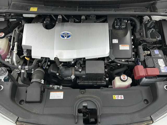 トヨタ プリウス Sセーフティプラス 宮城県 2018(平30)年 5.6万km ホワイトパールクリスタルシャイン トヨタセーフティーセンス/・レーダークルーズコントロール/・オートマチックハイビーム/・インテリジェントパーキングアシスト/・レーントレーシングアシスト/・プリクラッシュセーフティーシステム/純正7インチナビ/（BT.AM.FM.CD.DVD.SD.AUX）/バックカメラ/ワンセグTV/ビルトインETC/革巻きステアリング/ステアリングスイッチ/プッシュスタート/スマートキー（2本）/純正フロアマット/トノカバー/ドアバイザー/横滑り防止機能/クリアランスソナー/純正15インチアルミホイール/純正15インチサマータイヤ積込/LEDヘッドライト/LEDフォグランプ