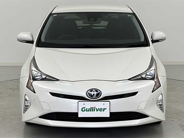 トヨタ プリウス Sセーフティプラス 宮城県 2018(平30)年 5.6万km ホワイトパールクリスタルシャイン トヨタセーフティーセンス/・レーダークルーズコントロール/・オートマチックハイビーム/・インテリジェントパーキングアシスト/・レーントレーシングアシスト/・プリクラッシュセーフティーシステム/純正7インチナビ/（BT.AM.FM.CD.DVD.SD.AUX）/バックカメラ/ワンセグTV/ビルトインETC/革巻きステアリング/ステアリングスイッチ/プッシュスタート/スマートキー（2本）/純正フロアマット/トノカバー/ドアバイザー/横滑り防止機能/クリアランスソナー/純正15インチアルミホイール/純正15インチサマータイヤ積込/LEDヘッドライト/LEDフォグランプ