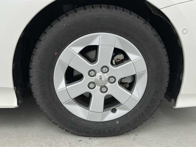 トヨタ プリウス Sセーフティプラス 宮城県 2018(平30)年 5.6万km ホワイトパールクリスタルシャイン トヨタセーフティーセンス/・レーダークルーズコントロール/・オートマチックハイビーム/・インテリジェントパーキングアシスト/・レーントレーシングアシスト/・プリクラッシュセーフティーシステム/純正7インチナビ/（BT.AM.FM.CD.DVD.SD.AUX）/バックカメラ/ワンセグTV/ビルトインETC/革巻きステアリング/ステアリングスイッチ/プッシュスタート/スマートキー（2本）/純正フロアマット/トノカバー/ドアバイザー/横滑り防止機能/クリアランスソナー/純正15インチアルミホイール/純正15インチサマータイヤ積込/LEDヘッドライト/LEDフォグランプ