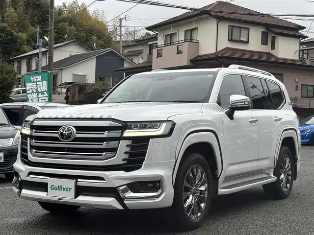 トヨタ ランドクルーザー ZX 熊本県 2023(令5)年 3.3万km プレシャスホワイトパール モデリスタエアロ/サンルーフ/リアエンターテイメントシステム/JBLサウンド/クールボックス/純正12.3インチナビ/【フルセグTV/Bluetooth再生/CD/DVD】/パノラミックビューモニター/純正20インチAW/スペアタイヤ/シルバールーフレール/レーンディパーチャーアラート/プリクラッシュセーフティ/ブラインドスポットモニター/革シート/シートヒーター/エアーシート/クリアランスソナー/リアクロストラフィックアラート/リアカメラディテクション/ヘッドアップディスプレイ/ビルトインETC