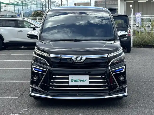 トヨタ ヴォクシー ZS 煌 愛知県 2018(平30)年 6.4万km ブラック /ワンオーナー//モデリスタエアロ（フロント、サイド、リア）//モデリスタマフラー//純正16AW//アルパイン11インチナビ//CD/DVD/BT/MSV/フルセグ/HDMI//バックカメラ//アルパイン12.8インチフリップダウンモニター//両側パワースライドドア//ETC//PCS/LDA//先行車発進告知//クルーズコントロール//アイドリングストップ//LEDオートライト//オートマチックハイビーム//LEDフォグランプ//LEDルームランプ//オートリトラウィンカーミラー//MTモード付AT//本革巻きステアリング//ステアリングスイッチ//後席ロールサンシェード//三列シート//ウォークスルー//純正フロアマット//純正ドアバイザー//スペアスマートキー//新車時保証書//取扱説明書