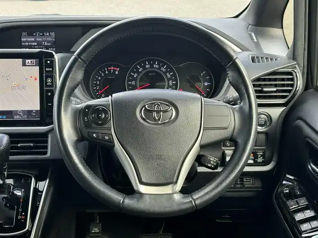 トヨタ ヴォクシー ZS 煌 愛知県 2018(平30)年 6.4万km ブラック /ワンオーナー//モデリスタエアロ（フロント、サイド、リア）//モデリスタマフラー//純正16AW//アルパイン11インチナビ//CD/DVD/BT/MSV/フルセグ/HDMI//バックカメラ//アルパイン12.8インチフリップダウンモニター//両側パワースライドドア//ETC//PCS/LDA//先行車発進告知//クルーズコントロール//アイドリングストップ//LEDオートライト//オートマチックハイビーム//LEDフォグランプ//LEDルームランプ//オートリトラウィンカーミラー//MTモード付AT//本革巻きステアリング//ステアリングスイッチ//後席ロールサンシェード//三列シート//ウォークスルー//純正フロアマット//純正ドアバイザー//スペアスマートキー//新車時保証書//取扱説明書